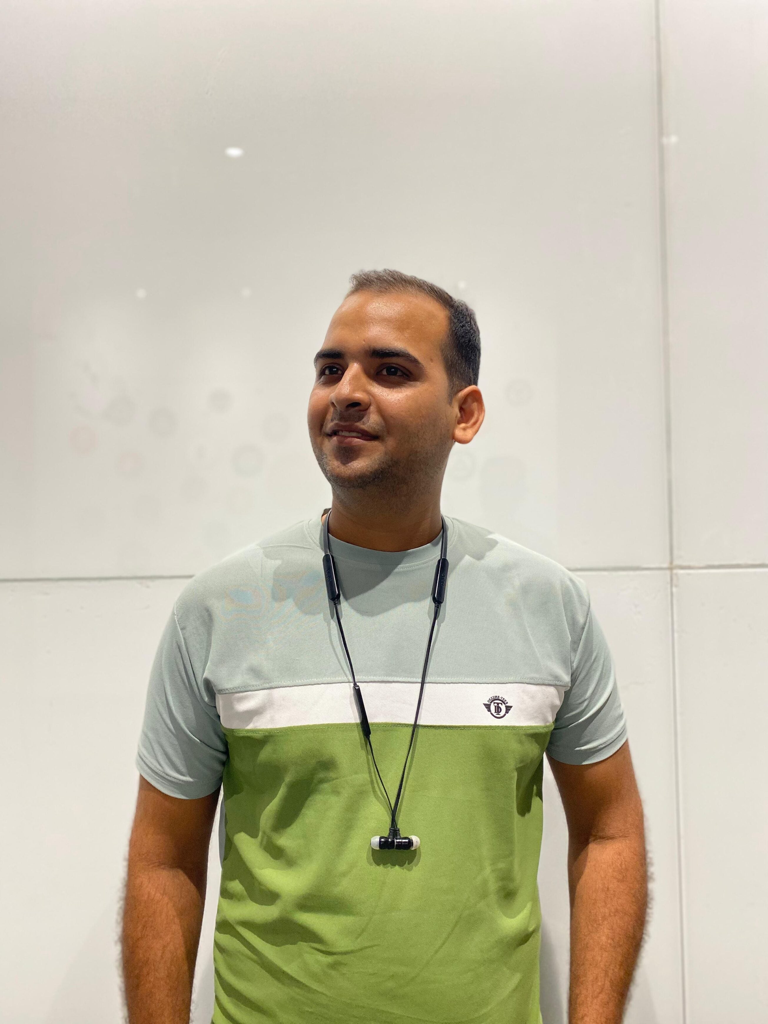 - キャプテンの顔写真、シヴラル・シャルマ、スケーリング キャプテンの顔写真、シヴラル・シャルマがスケーリング