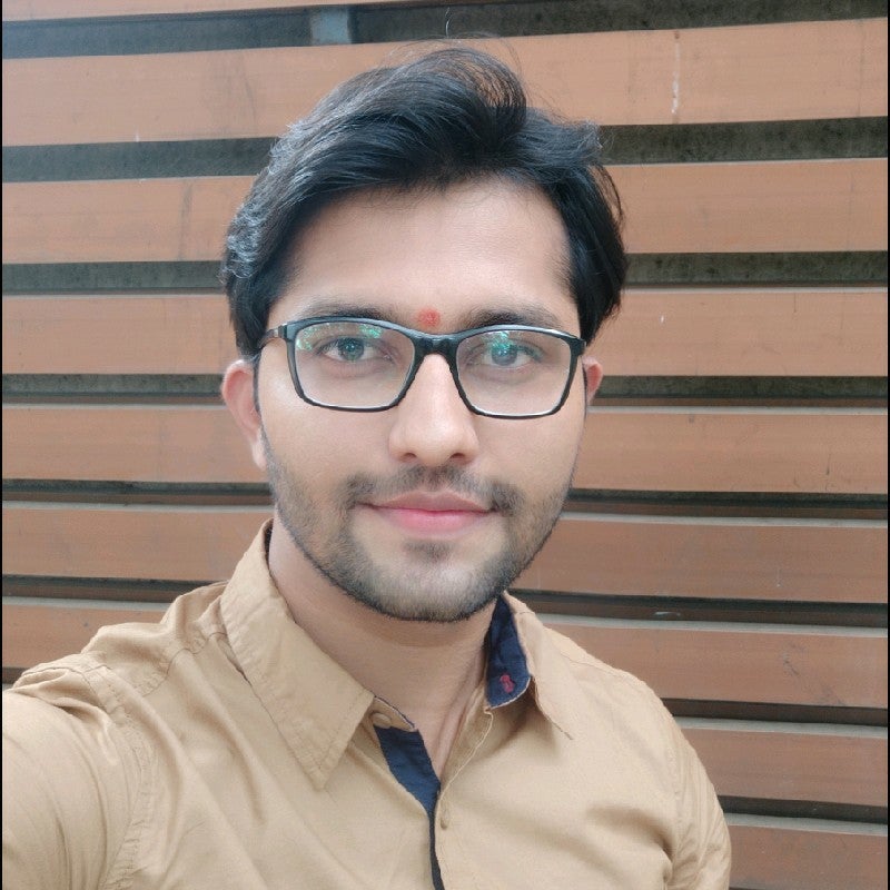 - キャプテンの顔写真はヤドネシュ・ニカム キャプテンの顔写真ヤドネシュ・ニカム