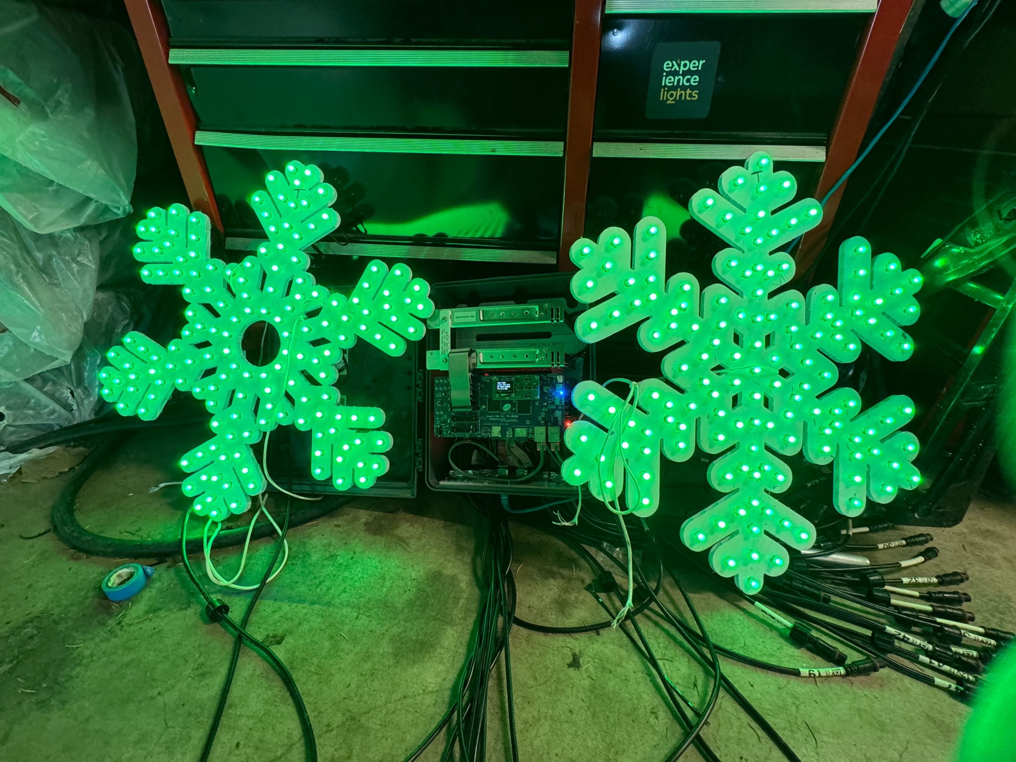 シンプルなチャートとグラフのアイコンで囲まれた白いボックスのDockerロゴ