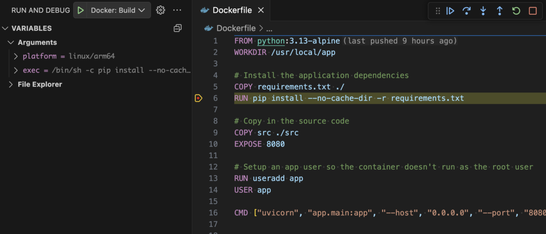 Visual Studio Code の [実行とデバッグ] ビューには、現在一時停止中のビルドに関する情報を含む [変数] パネルが表示されます。Python アプリケーションの Dockerfile が右側で開きます。